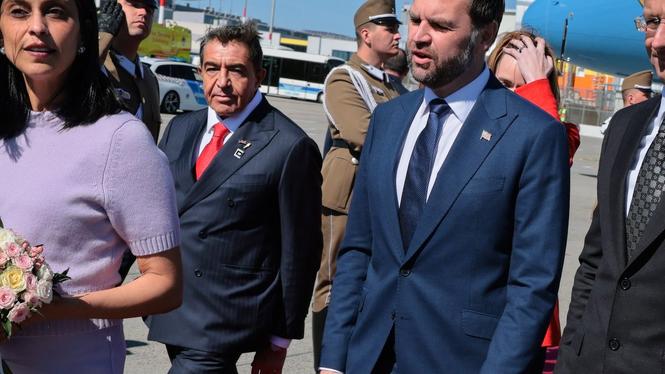 Donald Trumps sändebud Paolo Zampolli tillsammans med vicepresident JD Vance vid ett statsbesök i Ungern 7 april 2026.