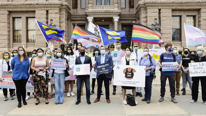 Demonstration mot förslag att inskränka transpersoners rätt till könsbekräftande vård i Austin, Texas, 2021.