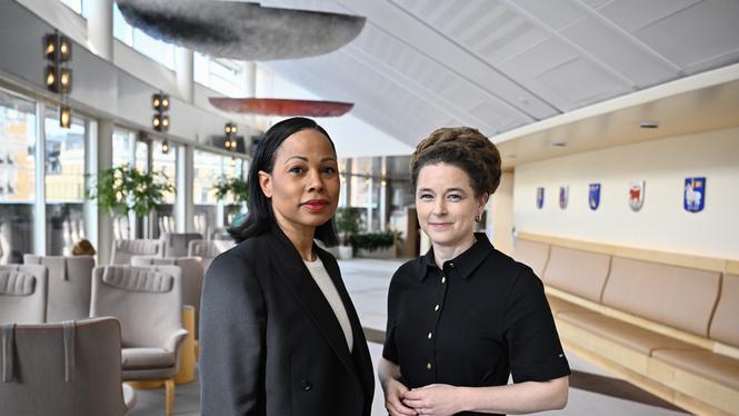 Miljöpartiets Europaparlamentariker Alice Bah Kuhnke (MP) och språkröret Amanda Lind (MP) i riksdagen på torsdagen. 