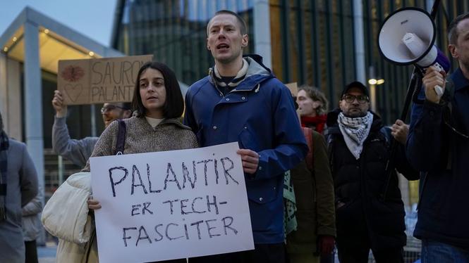 Protest mot möten mellan den norska regeringen och Palantir i Oslo 2025.  