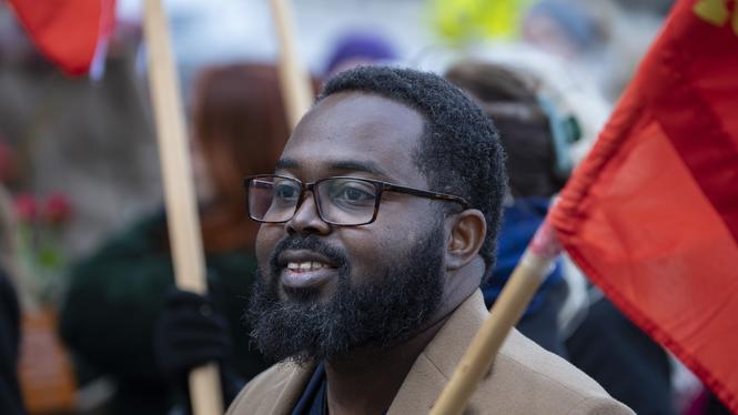 Malcolm Momodou Jallow har varit riksdagsledamot sedan 2017. Nu blir han partilös, i dagligt tal kallad "politisk vilde". 