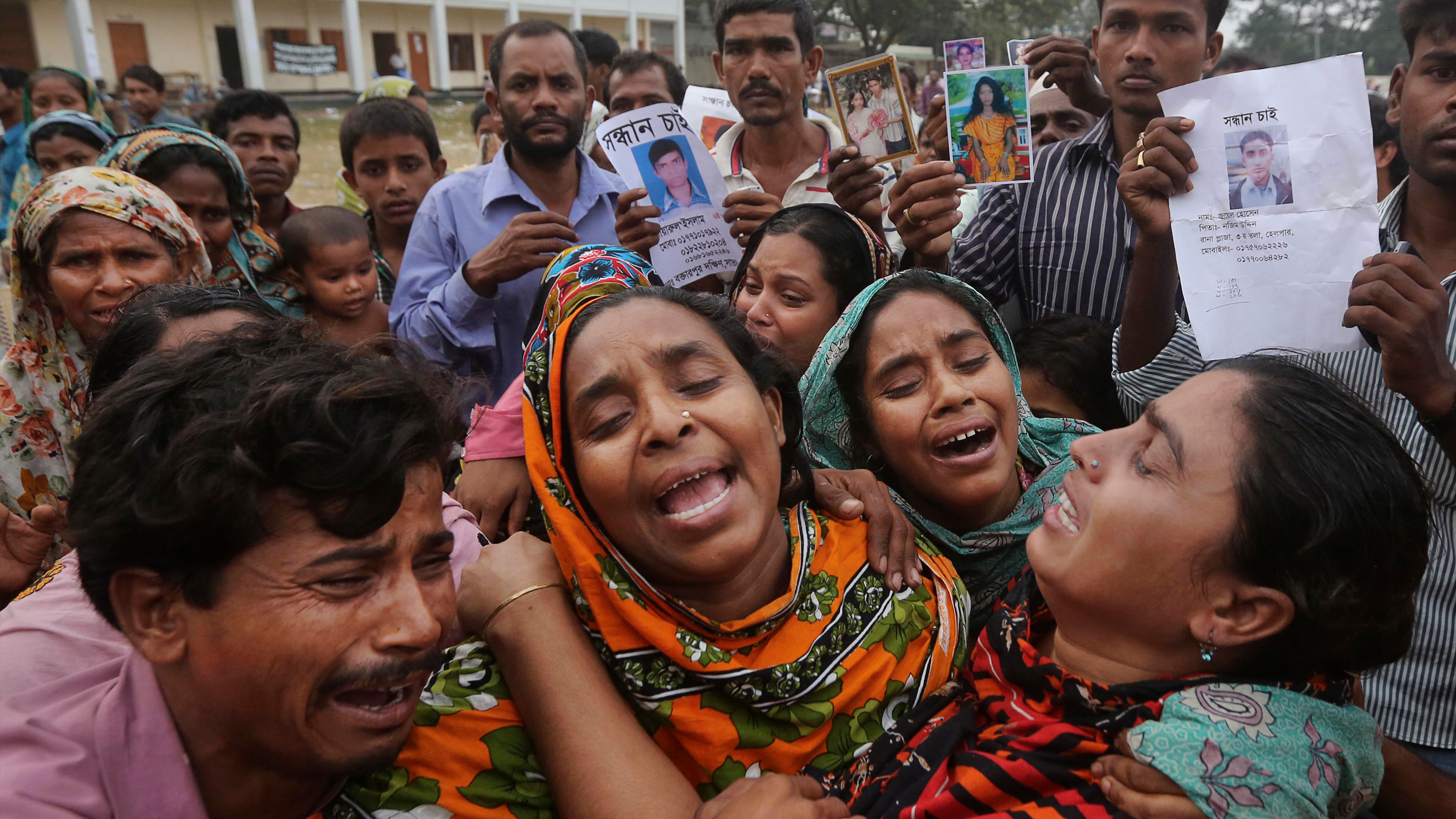 Familj och vänner i sorg efter att ha mottagit dödsbesked.