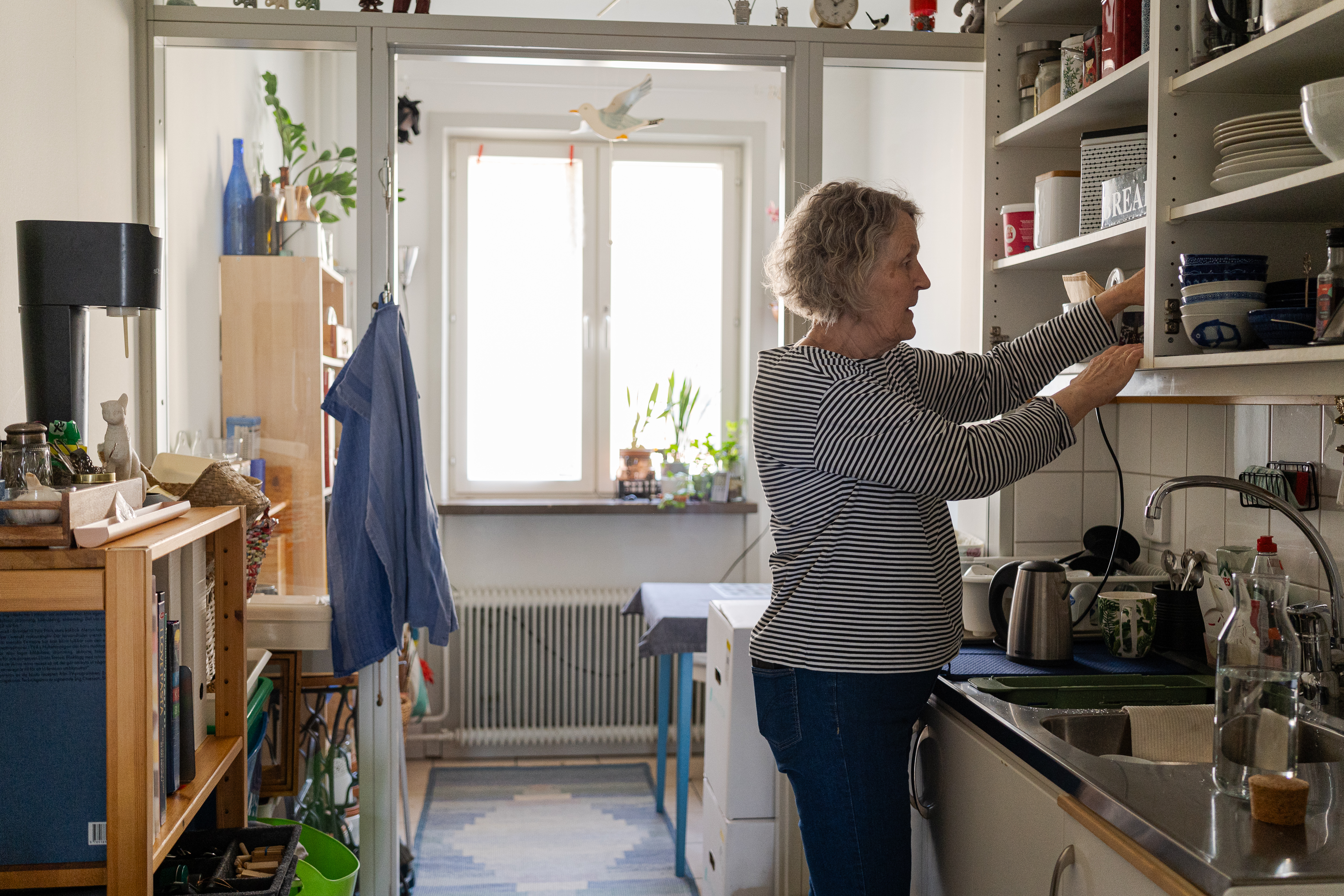 Boel Nilsson börjar komma iordning i sin nya lägenhet. ”Det känns skönt att få känna sig trygg i sitt boende, efter alla turer med den förra hyresvärden”, säger hon. 