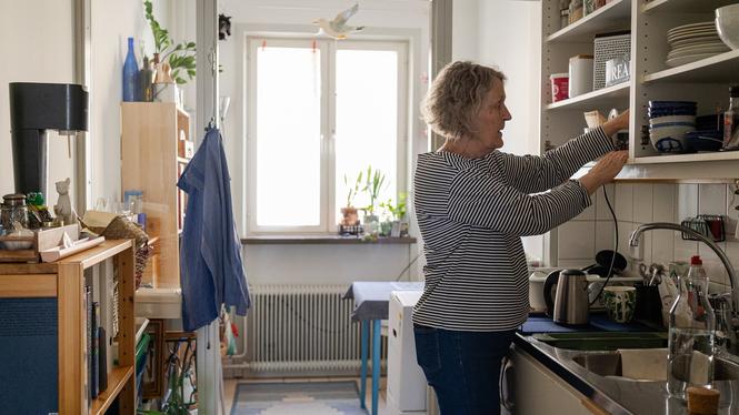 Boel Nilsson börjar komma iordning i sin nya lägenhet. ”Det känns skönt att få känna sig trygg i sitt boende, efter alla turer med den förra hyresvärden”, säger hon. 