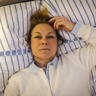 Enbart när Maria Dahlin ligger raklång på rygg ger sig smärtan helt. ”Så här ligger jag den mesta tiden av dagarna”, säger hon.