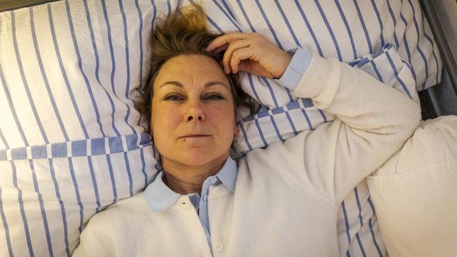 Enbart när Maria Dahlin ligger raklång på rygg ger sig smärtan helt. ”Så här ligger jag den mesta tiden av dagarna”, säger hon.