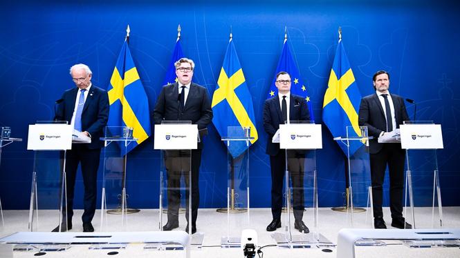 Torsten Elofsson (KD) rättspolitisk talesperson, Gunnar Strömmer (M) justitieminister, Adam Marttinen (SD), ledamot i justitieutskottet och Martin Melin (L), rättspolitisk talesperson, presenterar skärpta regler för unga brottslingar.