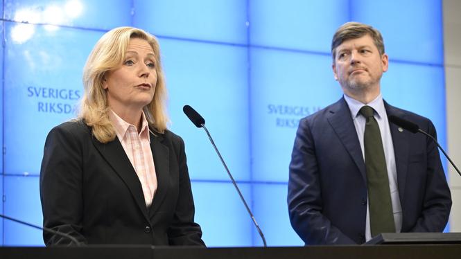 Centerns partiledare Elisabeth Thand Ringqvist och Martin Ådahl, ekonomiskpolitisk talesperson, presenterar partiets vårbudget för 2026 vid en pressträff.
