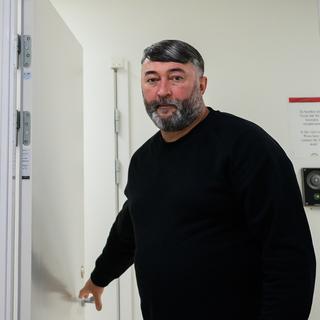 Dmitriy tar emot oss i det lilla besöksrummet på Migrationsverkets förvar i Märsta. ”De måste lära sig av historien”, säger han om politikerna.