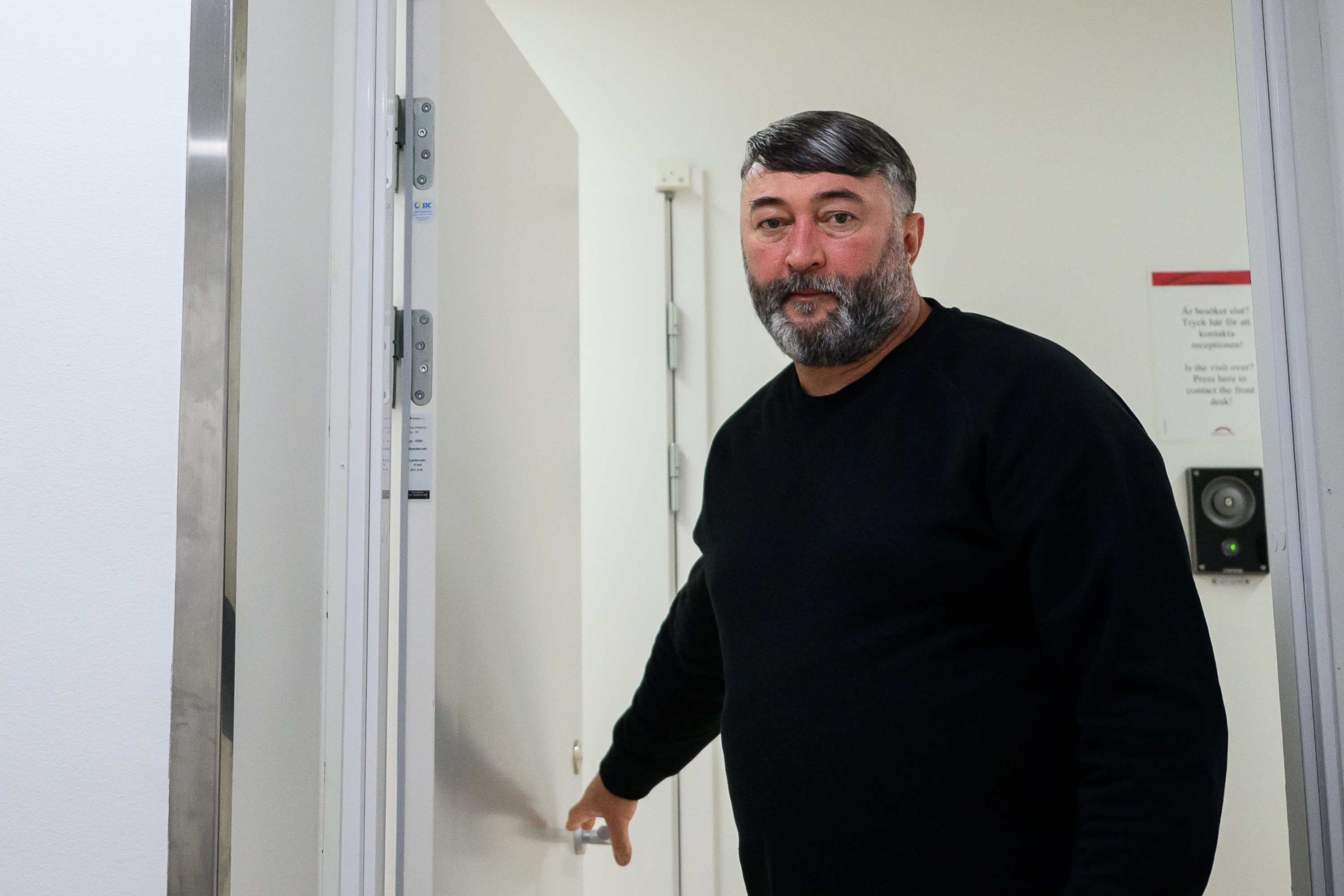 Dmitriy tar emot oss i det lilla besöksrummet på Migrationsverkets förvar i Märsta. ”De måste lära sig av historien”, säger han om politikerna.