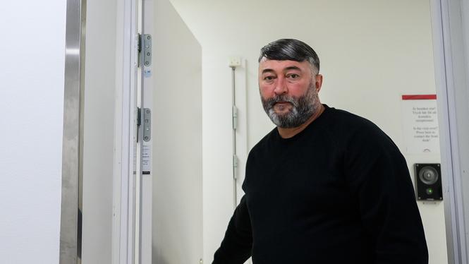 Dmitriy tar emot oss i det lilla besöksrummet på Migrationsverkets förvar i Märsta. ”De måste lära sig av historien”, säger han om politikerna.