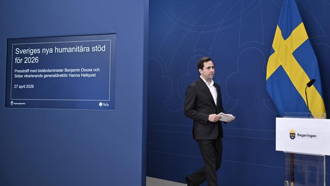 Benjamin Dousa (M), bistånds- och utrikeshandelsminister, under en pressträff om Sveriges nya humanitära stöd för 2026.