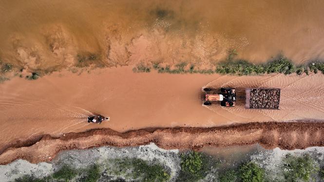 Kraftiga skyfall har höjt vattennivåerna vid Al-Siha-­dammen och lett till översvämningar i närliggande byar och åkermarker nära Abu al-Duhur i  nordvästra Syrien.
