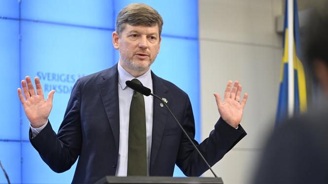 Martin Ådahl (C), ekonomiskpolitisk talesperson, presenterar Centerpartiets skuggbudget.