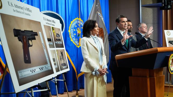 Från vänster, USA:s åklagare Jeanine Pirro, tillförordnad justitieminister Todd Blanche, FBI-chef Kash Patel och tillförordnad biträdande chef för FBI:s kriminalutredningsavdelning, Darren Cox, talar under en presskonferens.