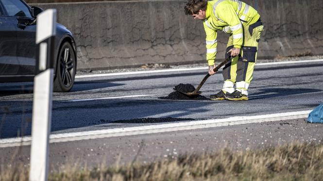 Infrastrukturminister Andreas Carlson (KD) har sagt att han inte vill se några potthål 2037. Arkivbild.