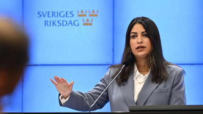 Partiledaren Nooshi Dadgostar presenterar Vänsterpartiets vårbudgetmotion.
