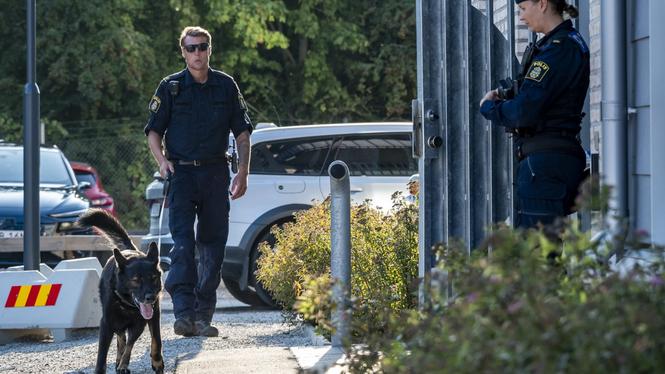 Polis på plats i Staffanstorp den 9 september förra året sedan en äldre kvinna hittats mördad. 