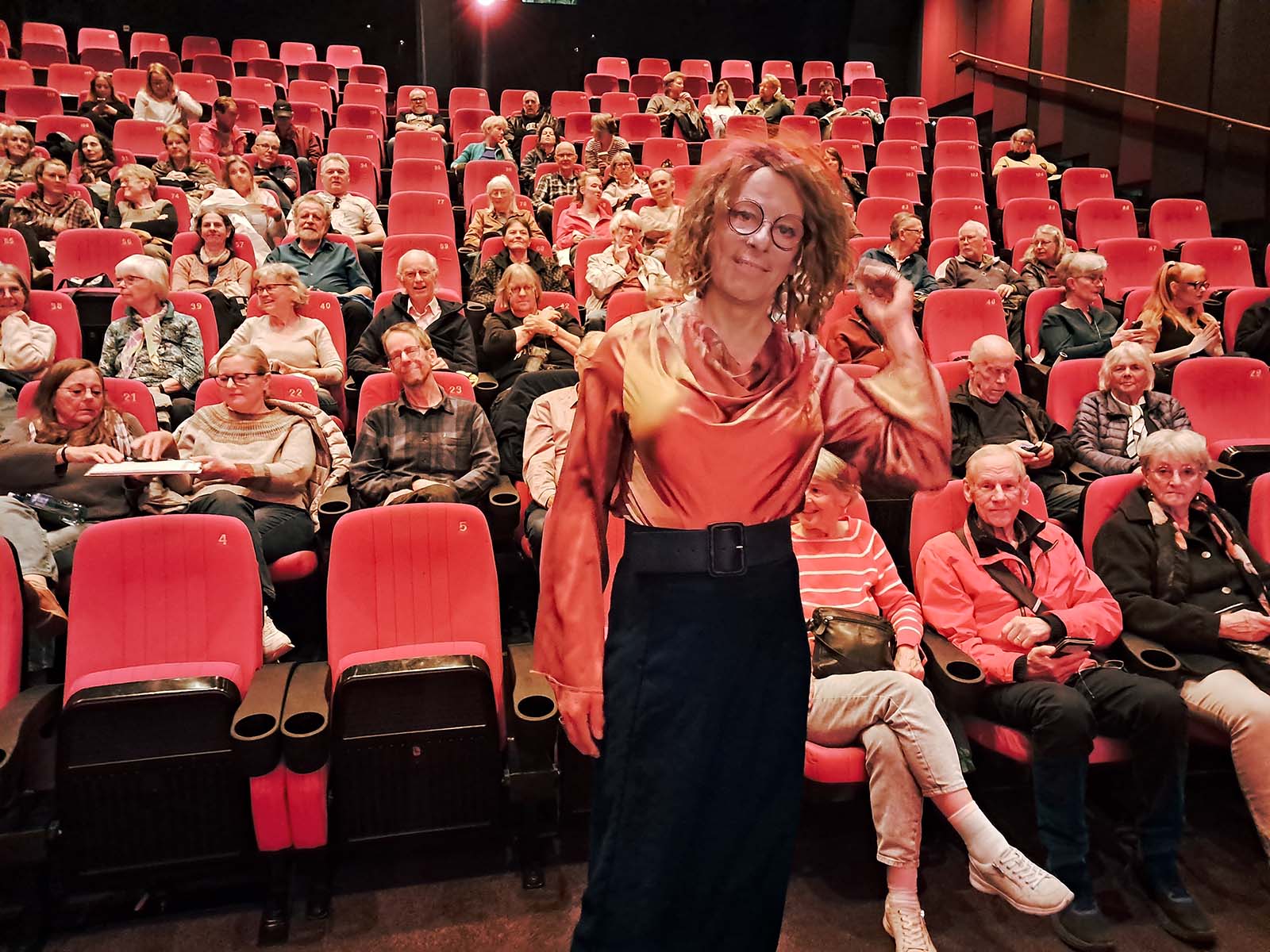 Norrköping, strax innan föreläsningen startade, då människor strömmade till. I förgrunden Johan Jenny Ehrenberg.