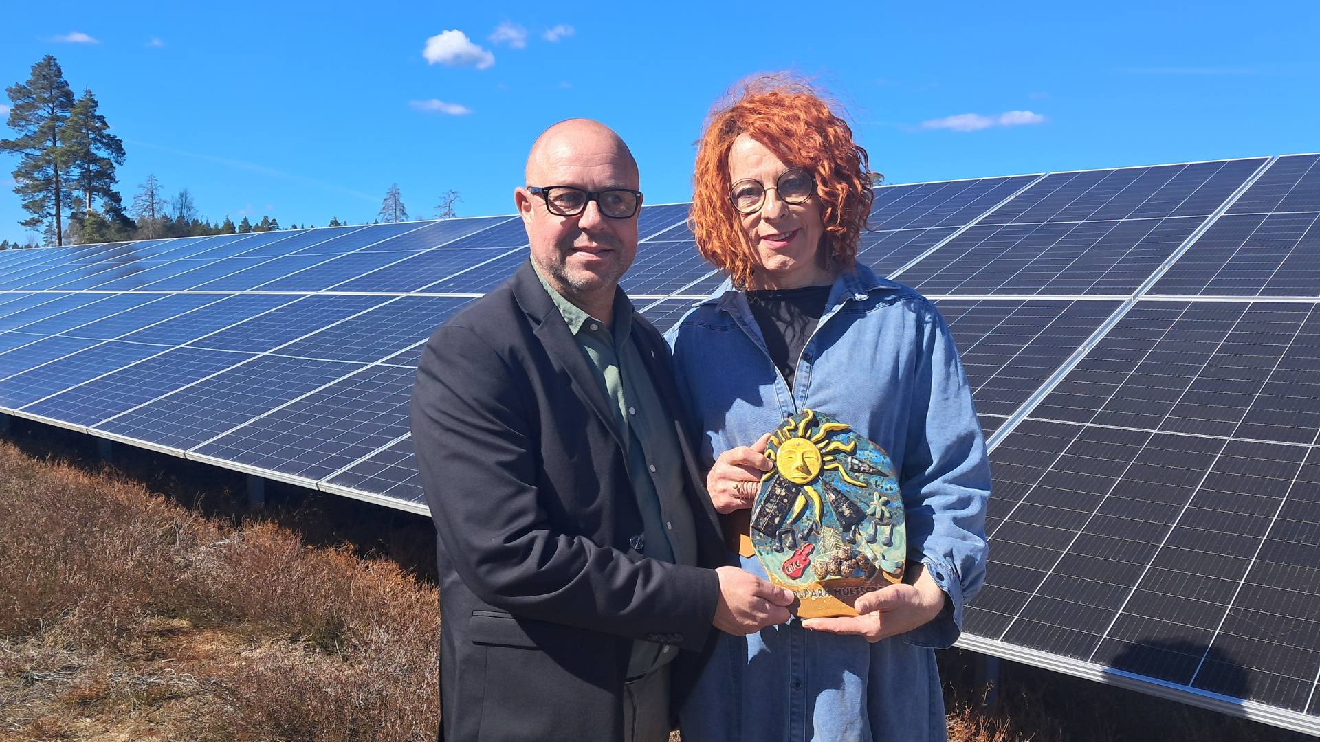 Hultsfreds kommunalråd Mikael Karlsson gratulerade till invigningen av solparken och överlämnade en specialtillverkad tavla åt ETC Sol och Johan Jenny Ehrenberg.