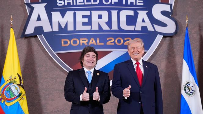 President Donald Trump poserar med Argentinas president Javier Milei vid ett möte för organisationen Shield of the Americas. 