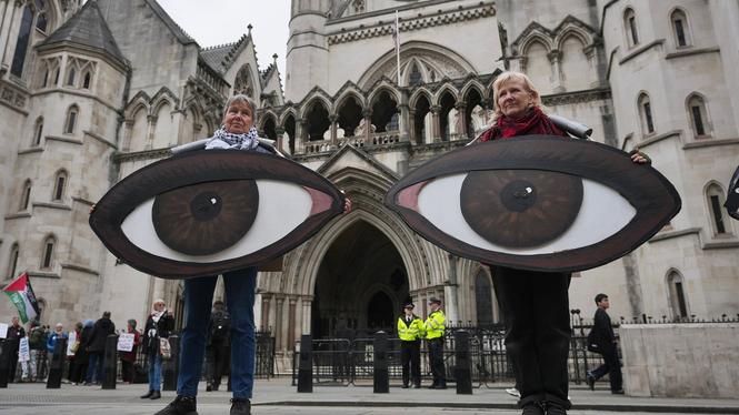 Anhängare av Palestine Action deltar i protest under parollen ”Lift the ban” utanför Royal Courts of Justice, under den första förhandlingen om överklagandet av ett domstolsbeslut att förbjuda gruppen, i London, Storbritannien.
