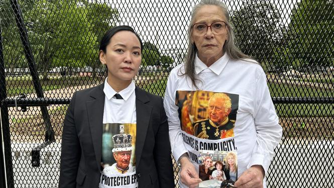 Rina Oh och Dorothy Groenert har ordnat en symbolisk tebjudning bara några hundra meter från kung Charles. Han är inbjuden.