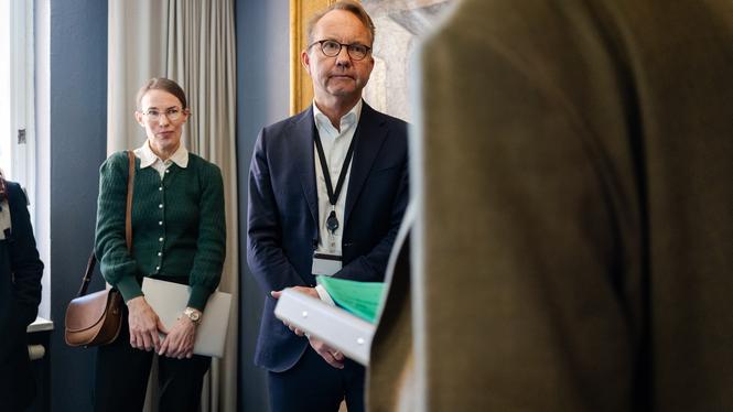 Sofia von Malortie och Björn Eriksson, generaldirektör på Socialstyrelsen, tar den 14 april 2026 emot ett upprop för bättre vård vid psykisk ohälsa.