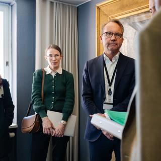 Sofia von Malortie och Björn Eriksson, generaldirektör på Socialstyrelsen, tar den 14 april 2026 emot ett upprop för bättre vård vid psykisk ohälsa.