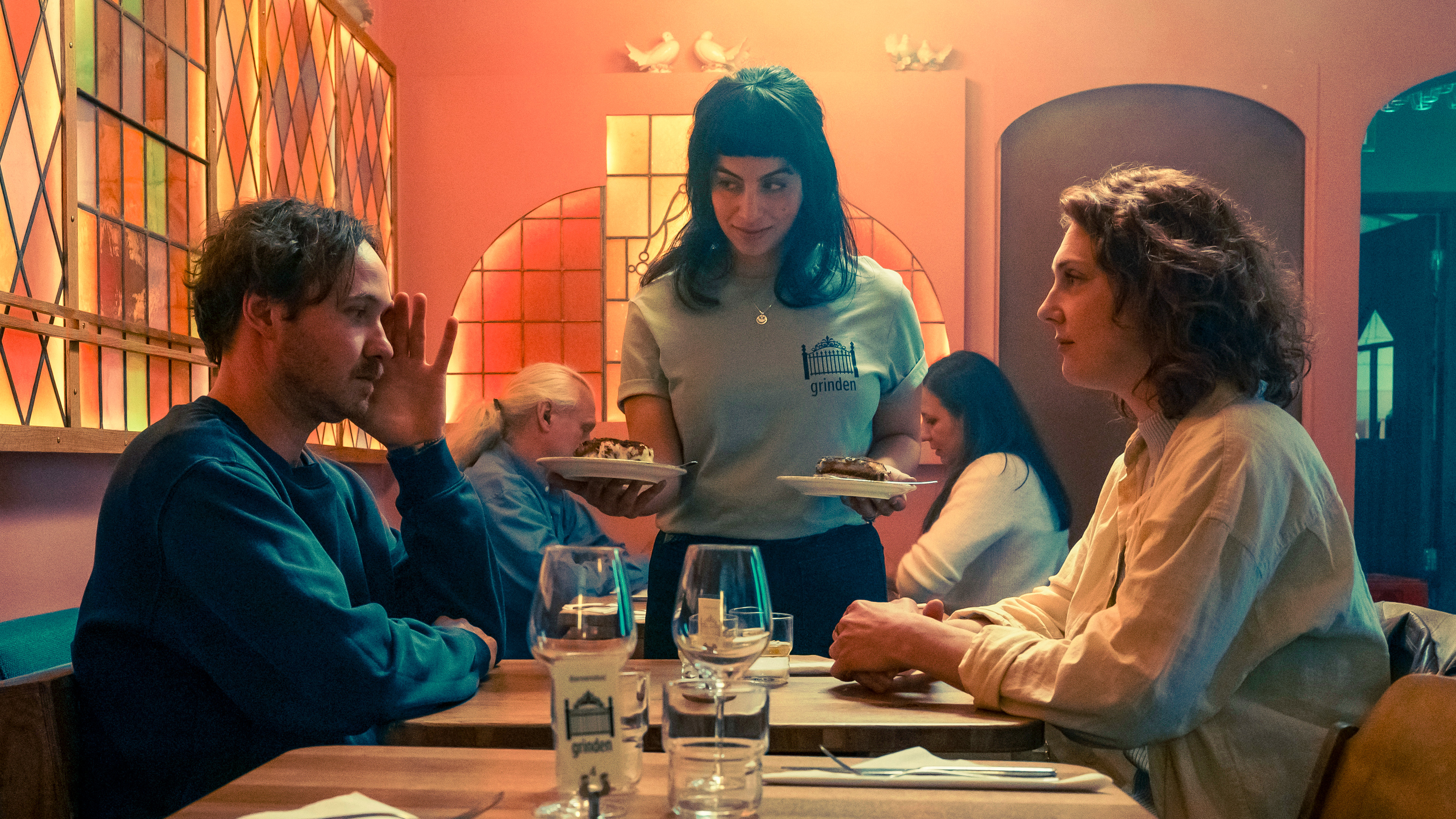 Sasja (Vilhelm Blomgren) får panik när Lea, kvinnan han varit otrogen med (Maria Nohra) serverar honom och hans tjej Olivia (Anna Asp) på en restaurang i Malmö.