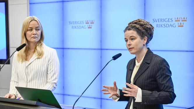 Jenny Jänkänpää (MP) kommunalråd i Gällivare och Miljöpartiets språkrör Amanda Lind (MP) presenterar nyheter inom energiområdet. 