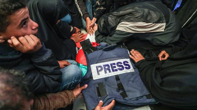 Anhöriga och journalister tar farväl av journalisten Hassan Aslih, som mördades i ett israeliskt flyganfall, på Nasser-sjukhuset i Khan Yunis, södra Gazaremsan, den 13 maj 2025.