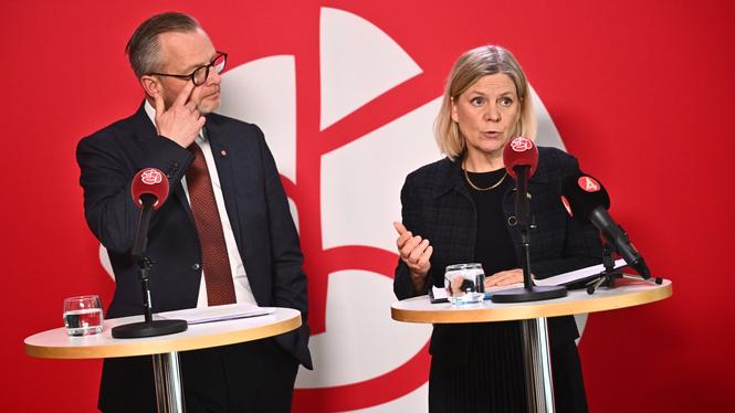 Mikael Damberg (S), ekonomisk-politisk talesperson och Magdalena Andersson (S), partiledare under en pressträff tidigare i vår.