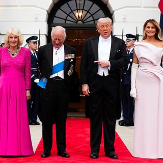 Drottning Camilla, kung Charles, Donald Trump och Melania Trump poserar tillsammans i Washington.