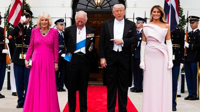 Drottning Camilla, kung Charles, Donald Trump och Melania Trump poserar tillsammans i Washington.
