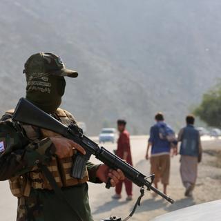 Sverige och EU-kommissionen kommer inom kort hålla samtal med Afghanistans talibanregimen om att öka återvändandet till landet. Arkivbild på en afghansk soldat.