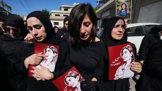 Sörjande under den libanesiska journalisten Amal Khalils begravningsprocession i byn Baysariyeh i södra Libanon. Amal Khalil dödades i en israelisk flygattack. 