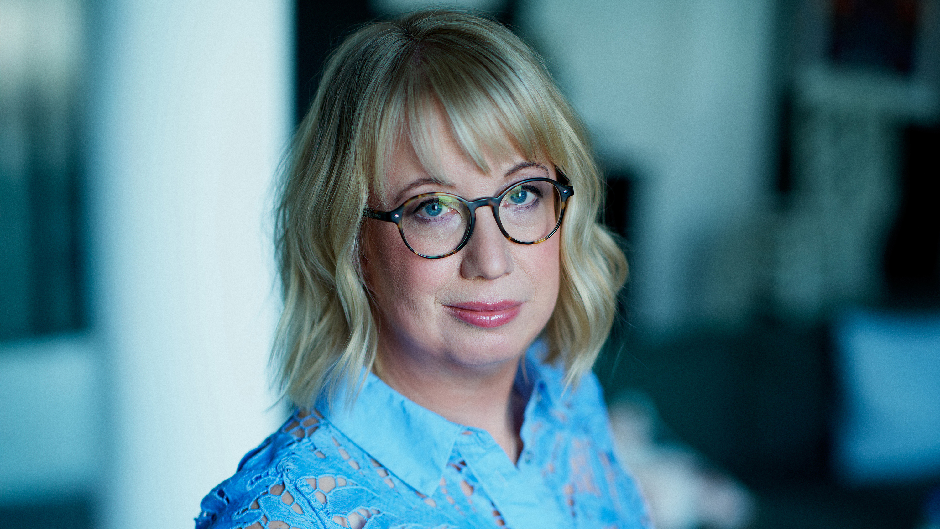 Språkligt och stämningsmässigt ligger nya boken ”Bortom broarna” nära Kristina Ohlssons Strindbergserie. Minus kriminalgåtan.