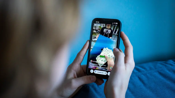 Till skillnad mot prenumererade strömningstjänster är Youtubes innehåll gratis för användarna, i utbyte mot att de blir exponerade för reklam.
