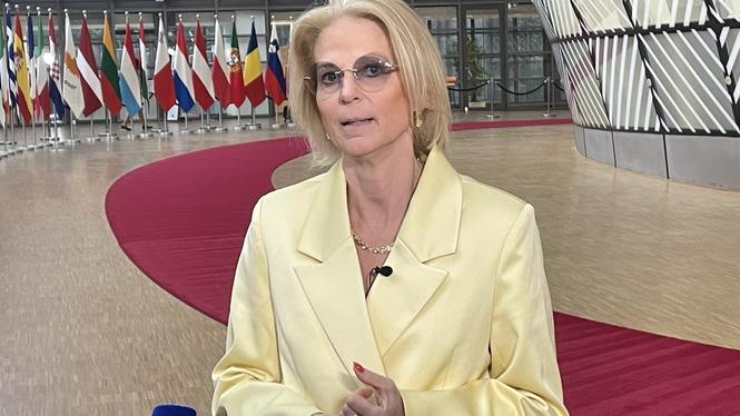 Finansminister Elisabeth Svantesson på väg in till tisdagens EU-möte i Bryssel.