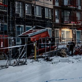 I dag inleds huvudförhandlingen där en vd och två hissmontörer står åtalade för arbetsmiljöbrott, efter hissolyckan i Sundbyberg.