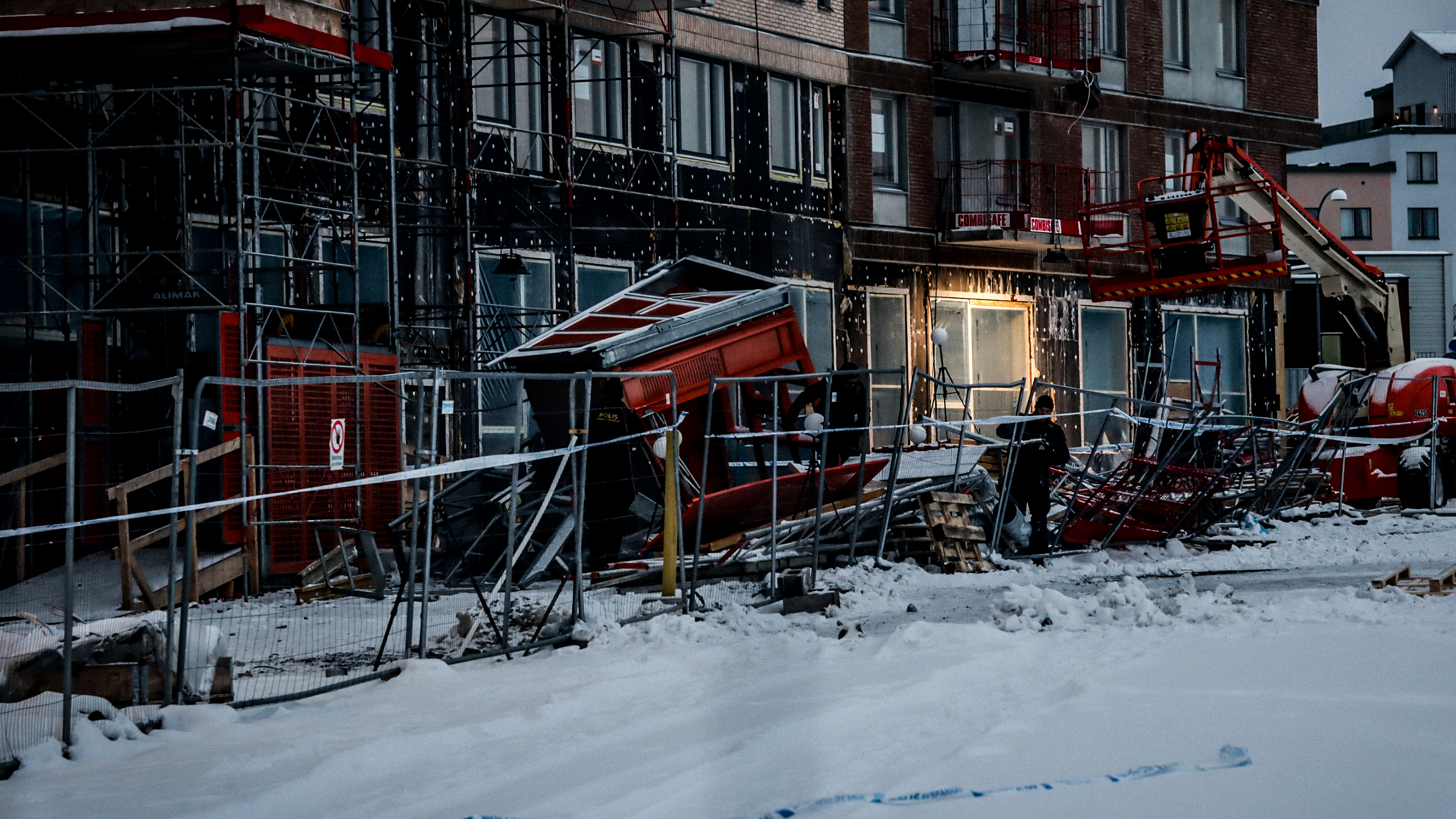 I dag inleds huvudförhandlingen där en vd och två hissmontörer står åtalade för arbetsmiljöbrott, efter hissolyckan i Sundbyberg.