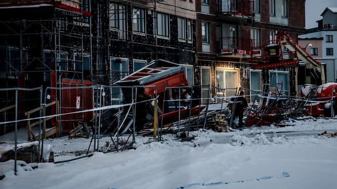 I dag inleds huvudförhandlingen där en vd och två hissmontörer står åtalade för arbetsmiljöbrott, efter hissolyckan i Sundbyberg.