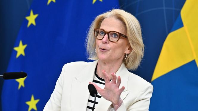 Finansminister Elisabeth Svantesson (M) säger att höjda bensinpriser inte är aktuellt för att nå klimatmålen.