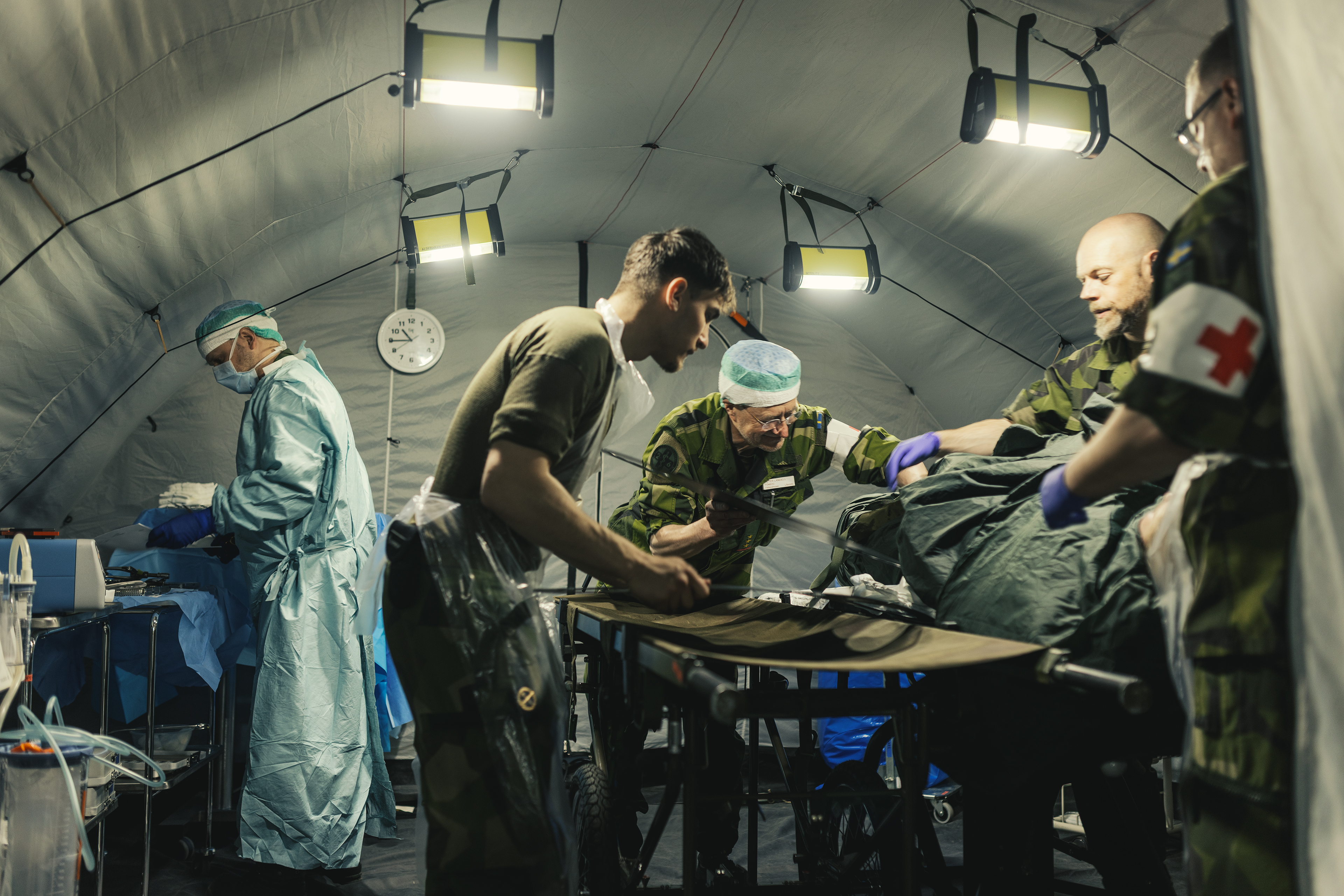 Mycket av medicinutrustningen i fält är samma som på ett vanligt sjukhus, men respiratorn är lite mer stöttålig, kompakt och mobil för att den ska hålla och kunna rulla på ojämnt underlag.