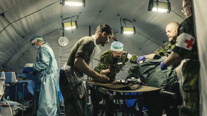 Mycket av medicinutrustningen i fält är samma som på ett vanligt sjukhus, men respiratorn är lite mer stöttålig, kompakt och mobil för att den ska hålla och kunna rulla på ojämnt underlag.