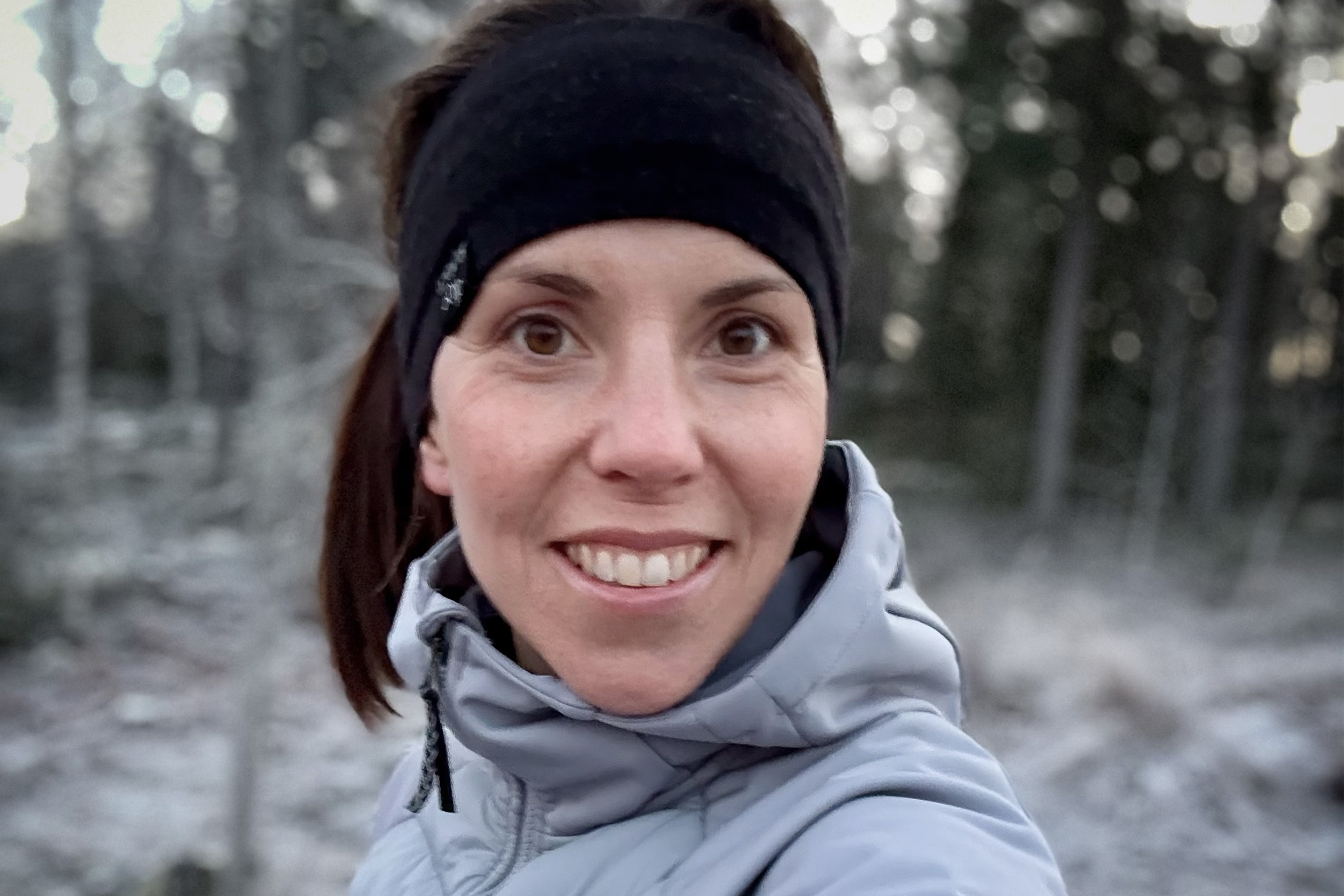 Charlotte Kalla är en av Sveriges mest prisade idrottsutövare, med flerfaldiga OS- och VM-guld. Nu är hon aktuell med en ny samtalsturné, med fokus på hennes identitet som tornedaling.