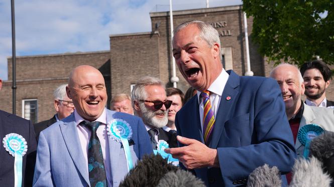 UK Reform:s ledare Nigel Farage har anledning att fira – det högerpopulistiska partiet ser ut att bli den stora vinnaren i de brittiska lokalvalen.