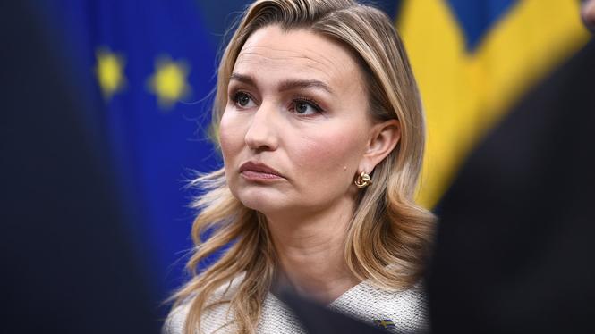 Ebba Busch (KD), energi- och näringsminister, rasar mot EU-kommissionen som vill använda svenska elnätsintäkter till europeiska investeringar.
