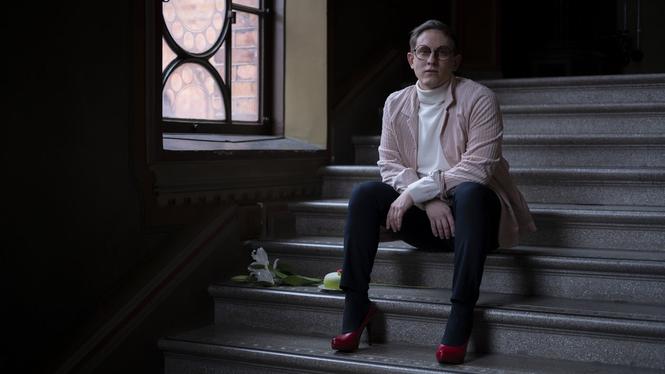Erik Engelv bröt sig loss från Jehovas vittnen 2009 för att kunna leva öppet som homosexuell, något han berättat om i de självbiografiska böckerna ”Jag är inte död” och ”Livet efter Jehova”.